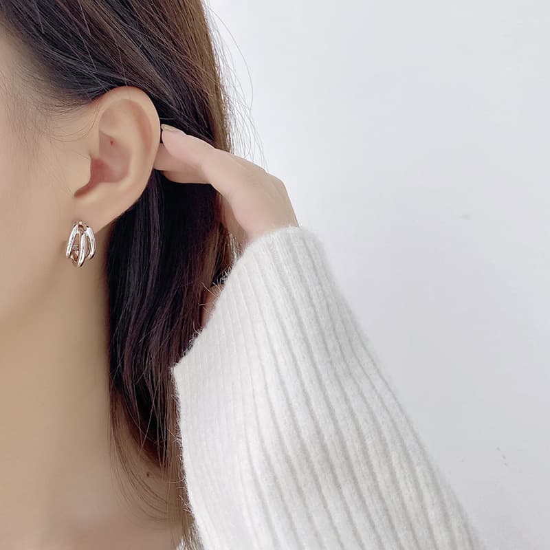 フープ ピアス 三重輪の上品ピアス