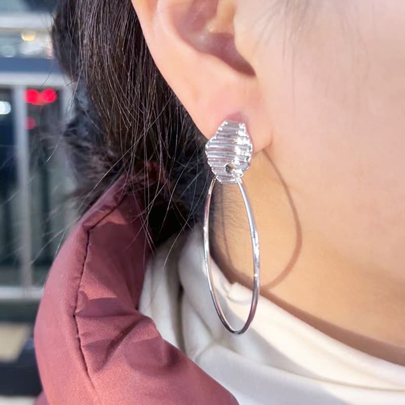 フープ ピアス 繊細な波形デザインフープピアス