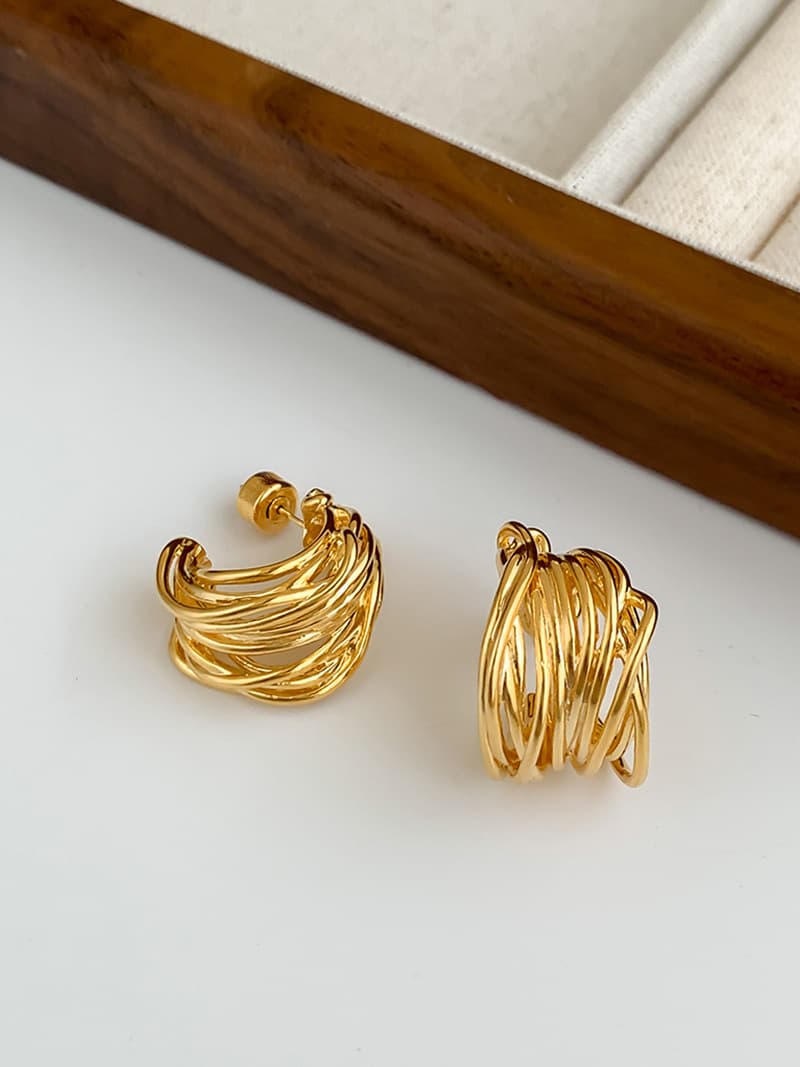 うねり波模様のフープ ピアス