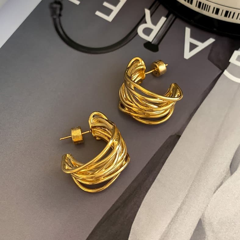 うねり波模様のフープ ピアス
