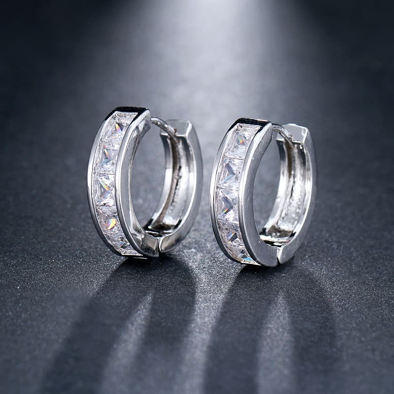 煌めき プリンセスカット フープ ピアス