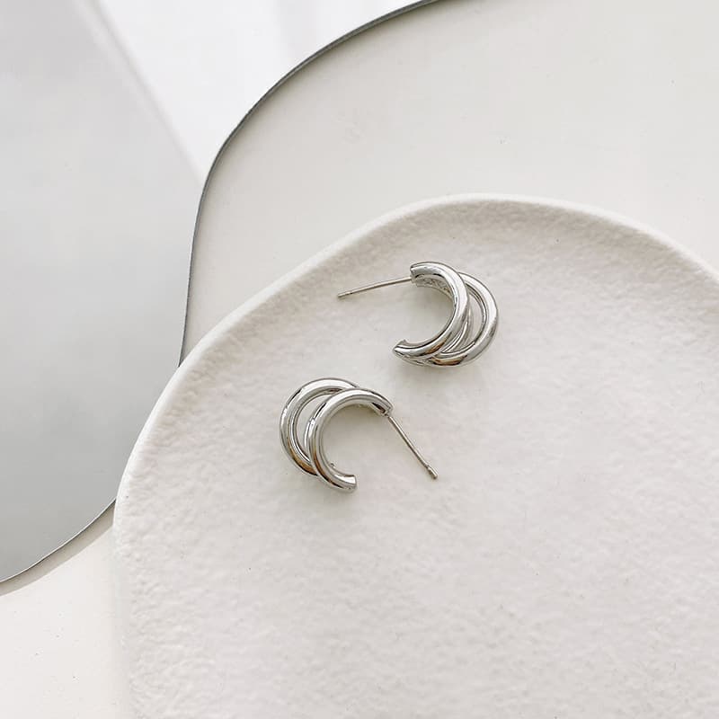 フープ ピアス 三重輪の上品ピアス