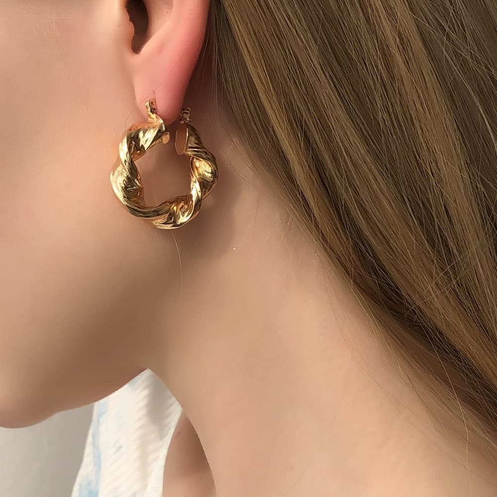 ねじり波模様フープ ピアス