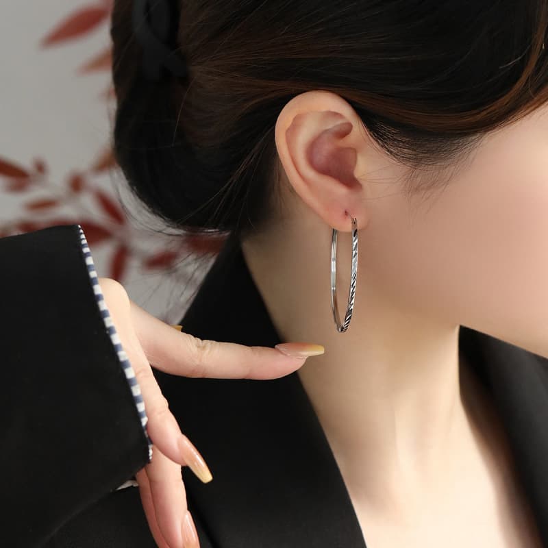 プラチナ編み込み模様大振りフープ ピアス