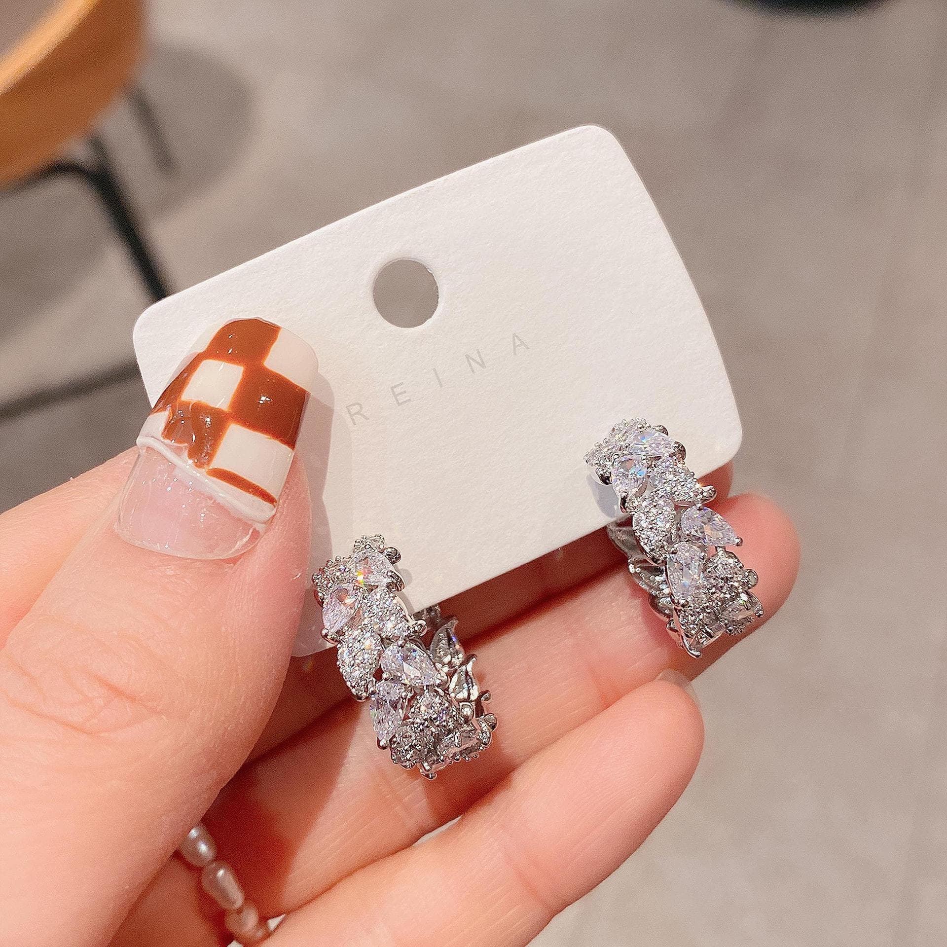 フープ ピアス 煌めきクラスタースイングフープ