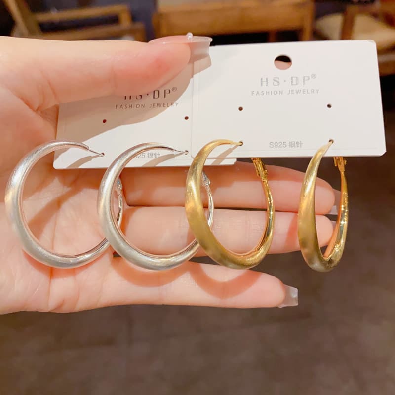 シンプル輝きフープ ピアス