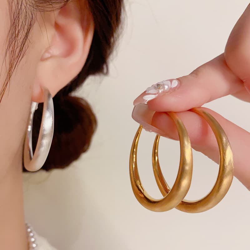 シンプル輝きフープ ピアス