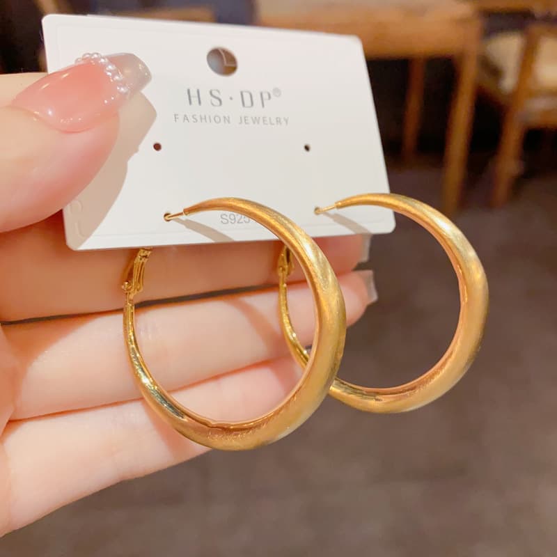 シンプル輝きフープ ピアス