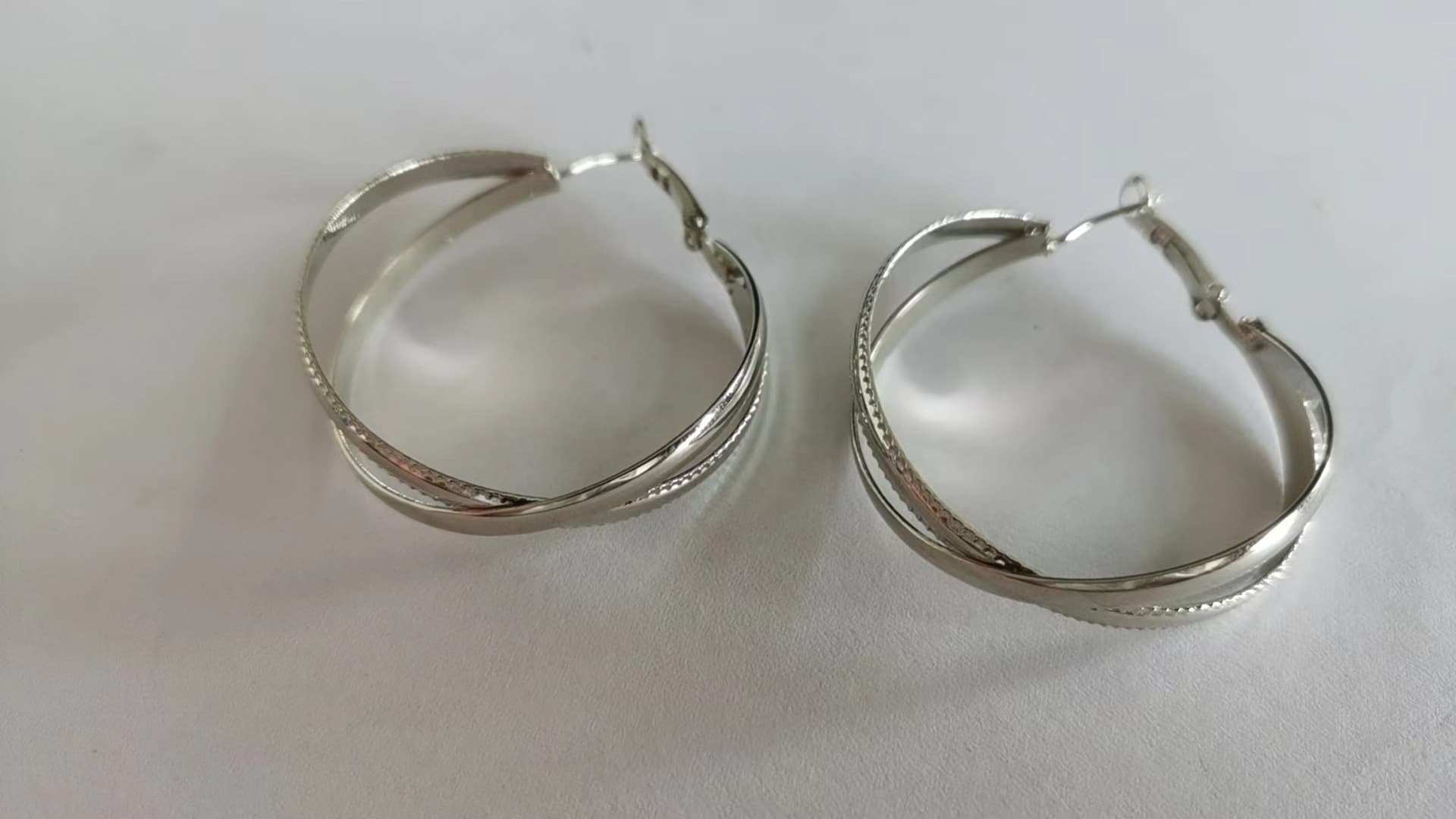 フープ ピアス 優美な三連リングフープピアス