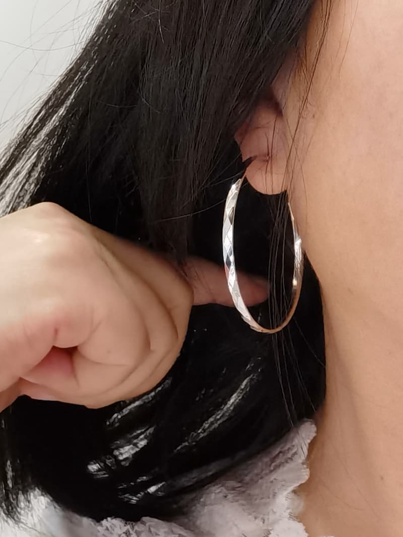 フープ ピアス 煌めきダイヤカット純銀フープ