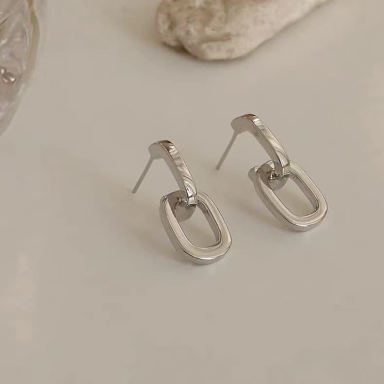 二重輪デザインフープ ピアス