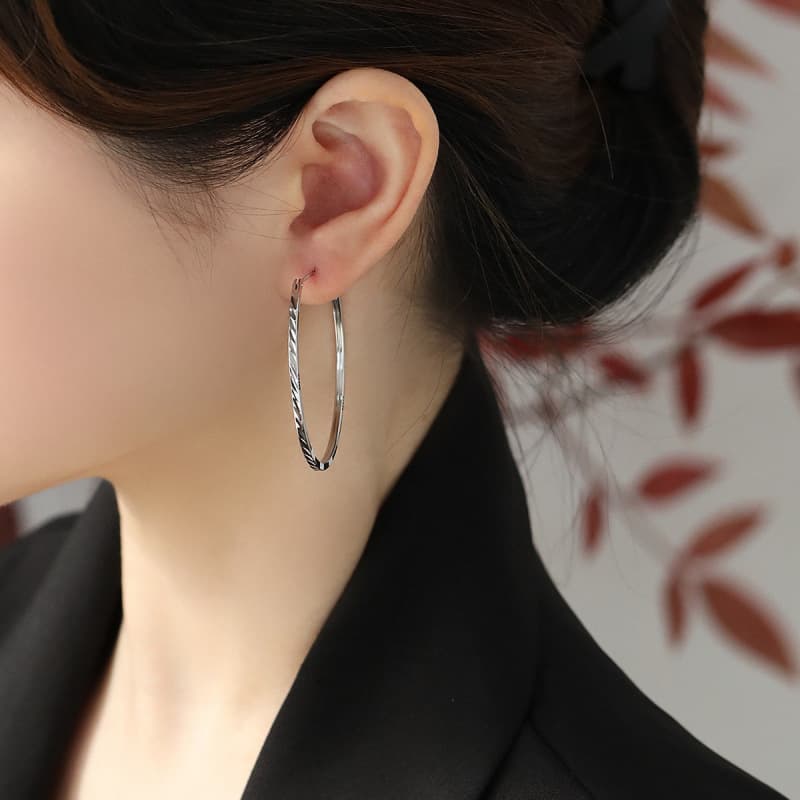 プラチナ編み込み模様大振りフープ ピアス