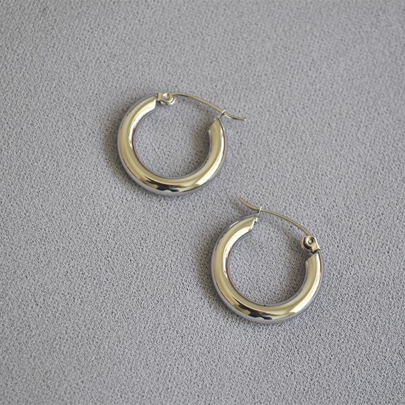 シンプル太めフープ ピアス