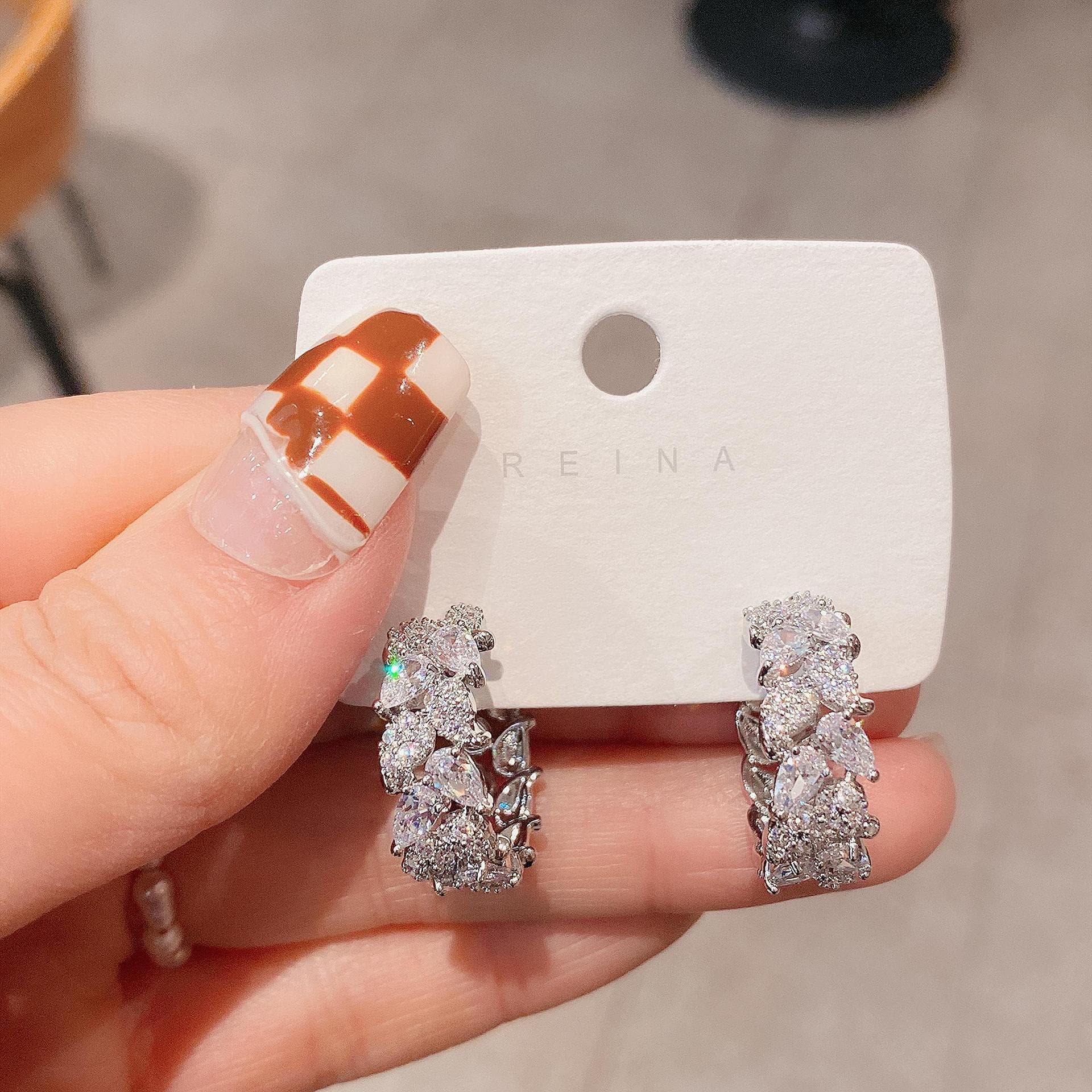 フープ ピアス 煌めきクラスタースイングフープ