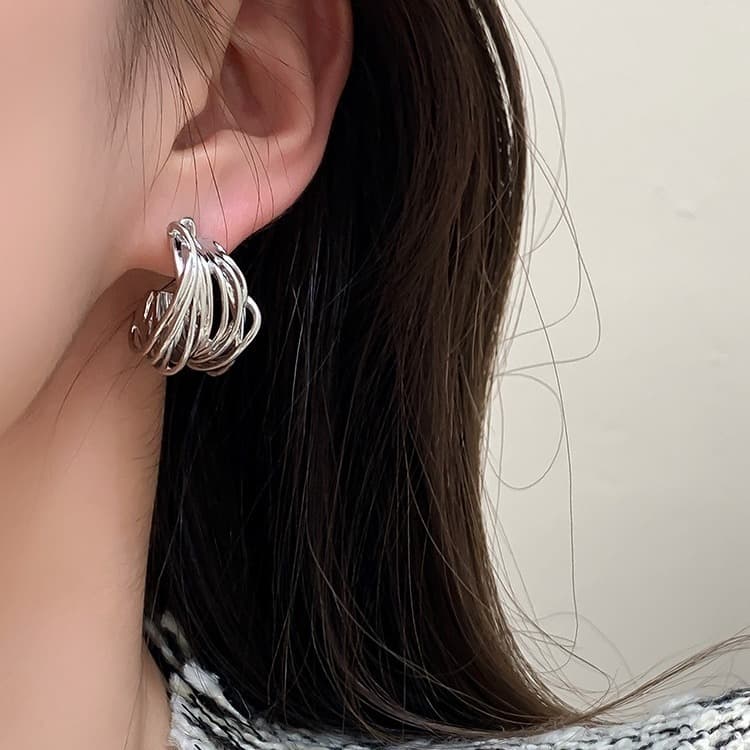 うねり波模様のフープ ピアス