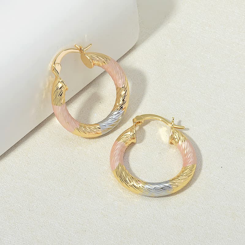 らせん模様フープ ピアス