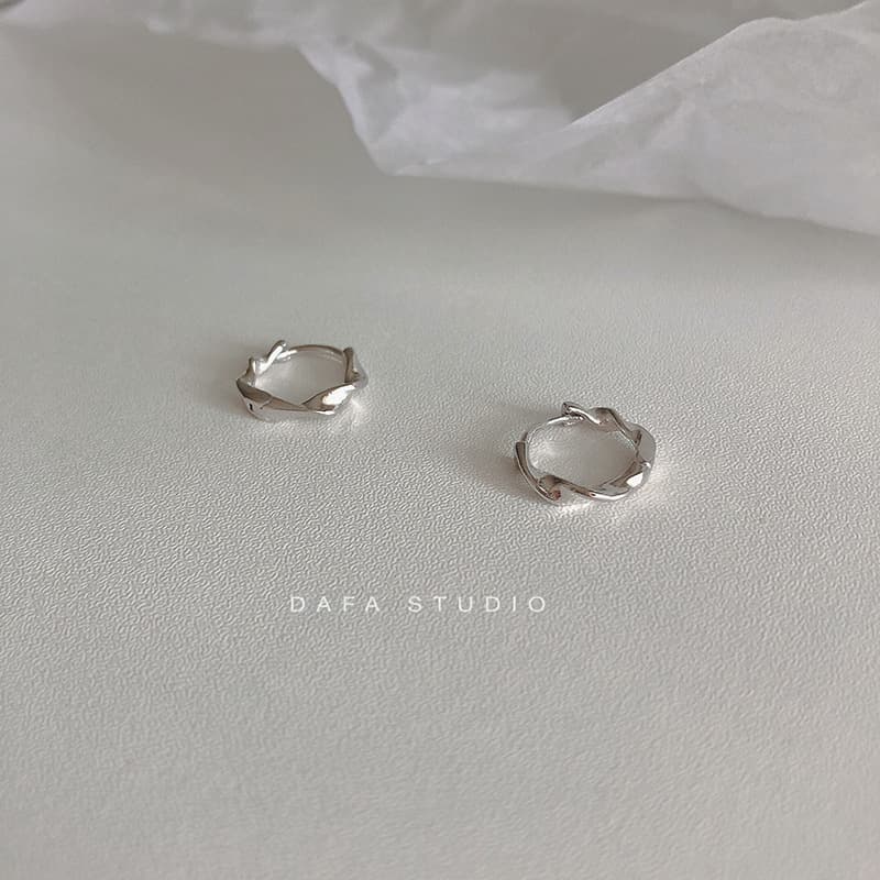 フープ ピアス 洗練されたねじれフープピアス