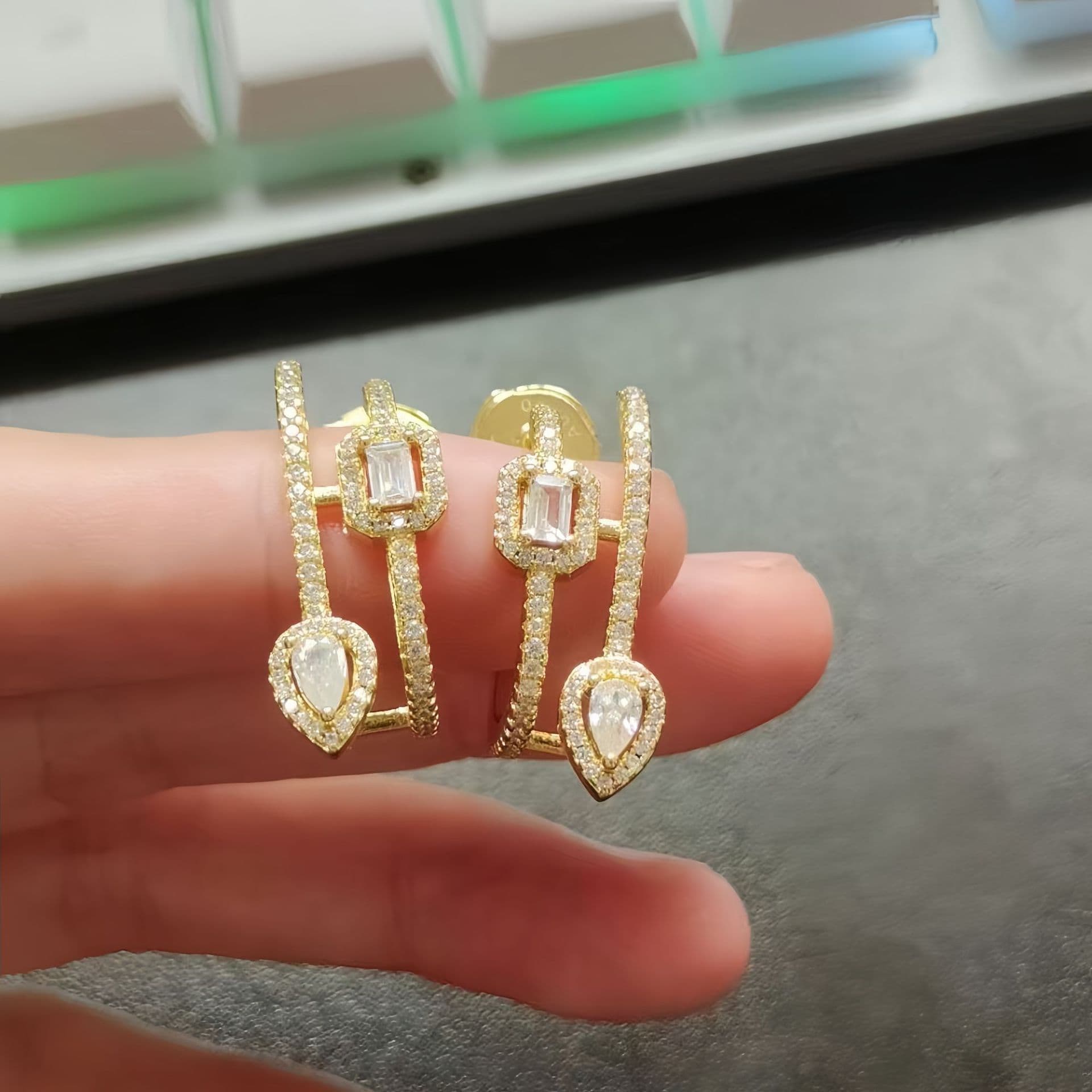華やかティアドロップ フープ ピアス