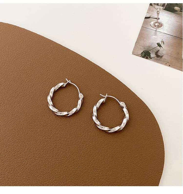 フープ ピアス フープ ピアス ねじれデザイン 華奢フープピアス