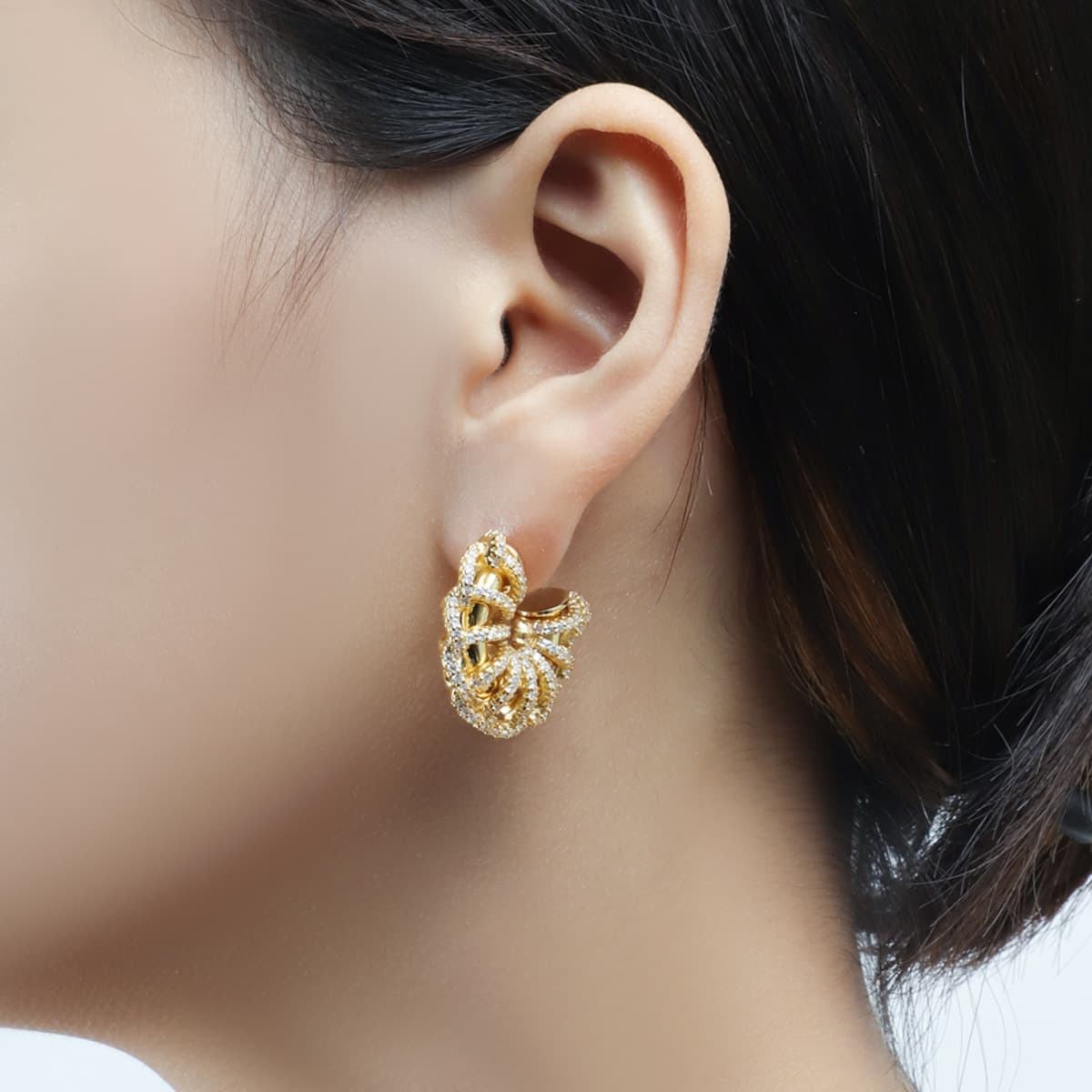 優美な透かし細工フープ ピアス