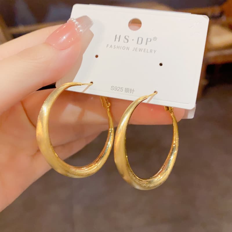 シンプル輝きフープ ピアス
