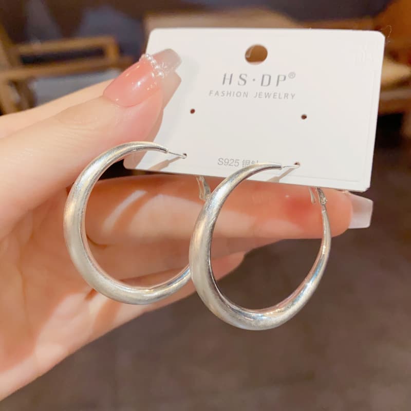 シンプル輝きフープ ピアス