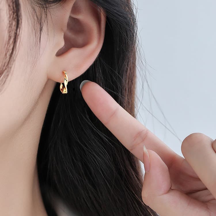 フープ ピアス 洗練されたねじれフープピアス