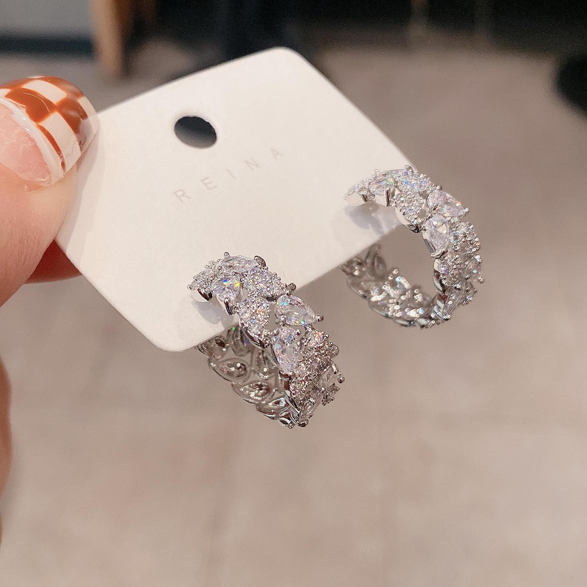 フープ ピアス 煌めきクラスタースイングフープ