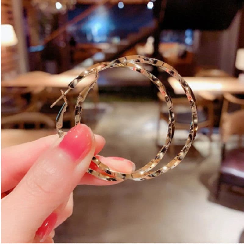 フープ ピアス 螺旋模様デザインフープピアス