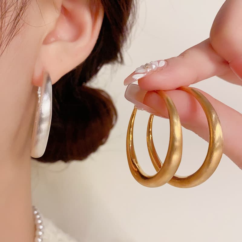 シンプル輝きフープ ピアス