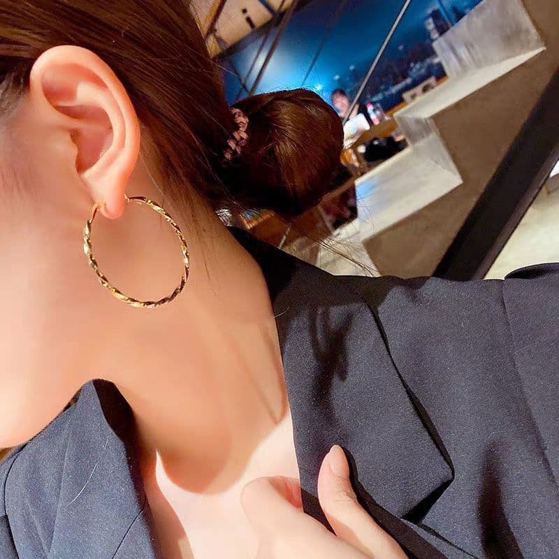 フープ ピアス 螺旋模様デザインフープピアス